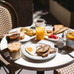 Śniadaniowanie – dlaczego Polacy pokochali śniadania poza domem?