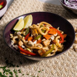 Udon z tofu, orzechami nerkowca i warzywami