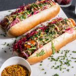 Hot dog z kiełbasą, piklami i mayo sriracha