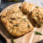 Focaccia z rozmarynem i solą morską