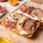 Ciabatta z burratą i brzoskwiniami