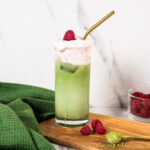 Ice matcha latte z malinową pianką
