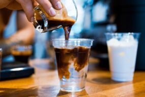 Coconut Water Americano – nowy trend kawowy, który podbija świat (i social media)